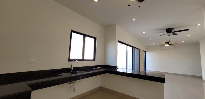 Casa en privada en Conkal, con habitación en planta baja