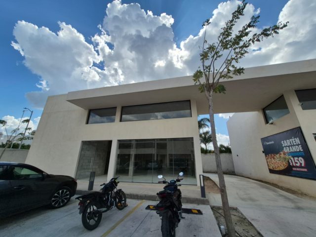 Local en renta con Drive Thru en Plaza Manere Conkal