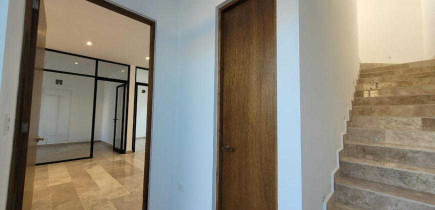 Oficina en renta en Altabrisa, lista para ocupar