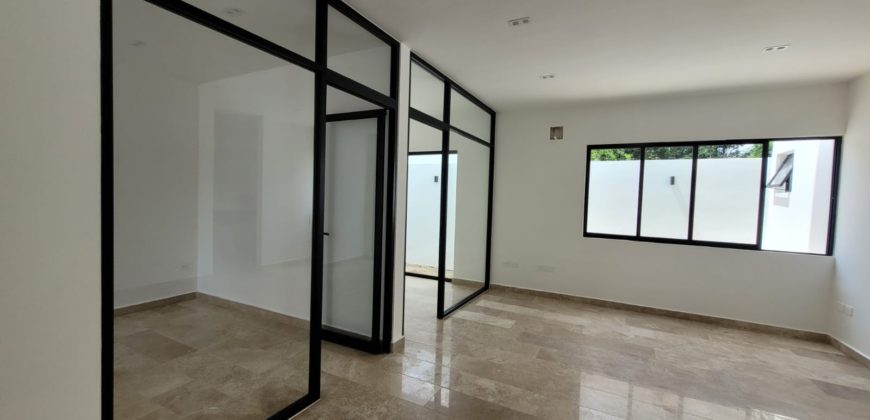 Oficina en renta en Altabrisa, lista para ocupar